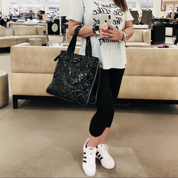 ⛔️SOLD⛔️💯➰CHANEL➰Patent Diamond Quilted Tote - Picture 2 of 7